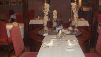 Serveert lunch, diner, regionale gerechten, openlucht dineren