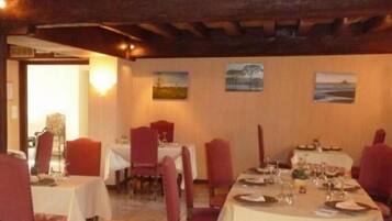 Lunch, dinner served; Regional cuisine, alfresco dining