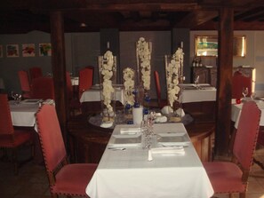 Se sirven almuerzos, cenas y cocina regional (con mesas al aire libre) 