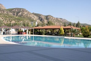 Indoor pool, outdoor pool, pool umbrellas, pool loungers - Ozdemir Thermal Hotel (Denizli)