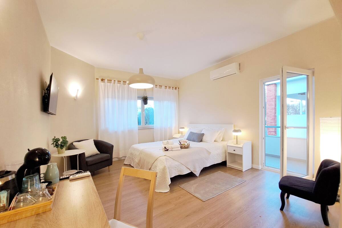 Verdunkelungsvorhänge, schallisolierte Zimmer, Bügeleisen/Bügelbrett