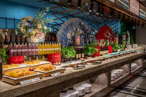 Daily buffet breakfast (CNY 48 per person)