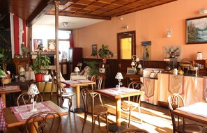 Daily continental breakfast (EUR 9.50 per person) - Au Cheval Blanc (Saint-Amarin)