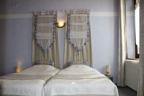 Bàn ủi/dụng cụ ủi quần áo, nôi (giường cho trẻ sơ sinh) miễn phí