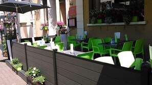 Se sirven almuerzos y cenas, restaurante con mesas al aire libre 