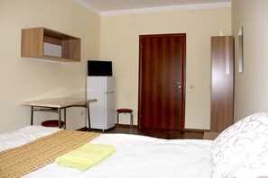 Economy Double Room | Soundproofing, iron/ironing board, free WiFi, bed sheets - Friendly House - Hostel (Kriukivshchyna)