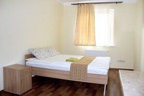 غرفة اقتصادية مزدوجة | تجهيزات عازلة للصوت ومكواة/لوح كي وواي فاي مجانًا وملاءات أسرّة