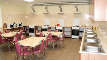 Lemari es di ruangan bersama dan microwave di ruangan umum