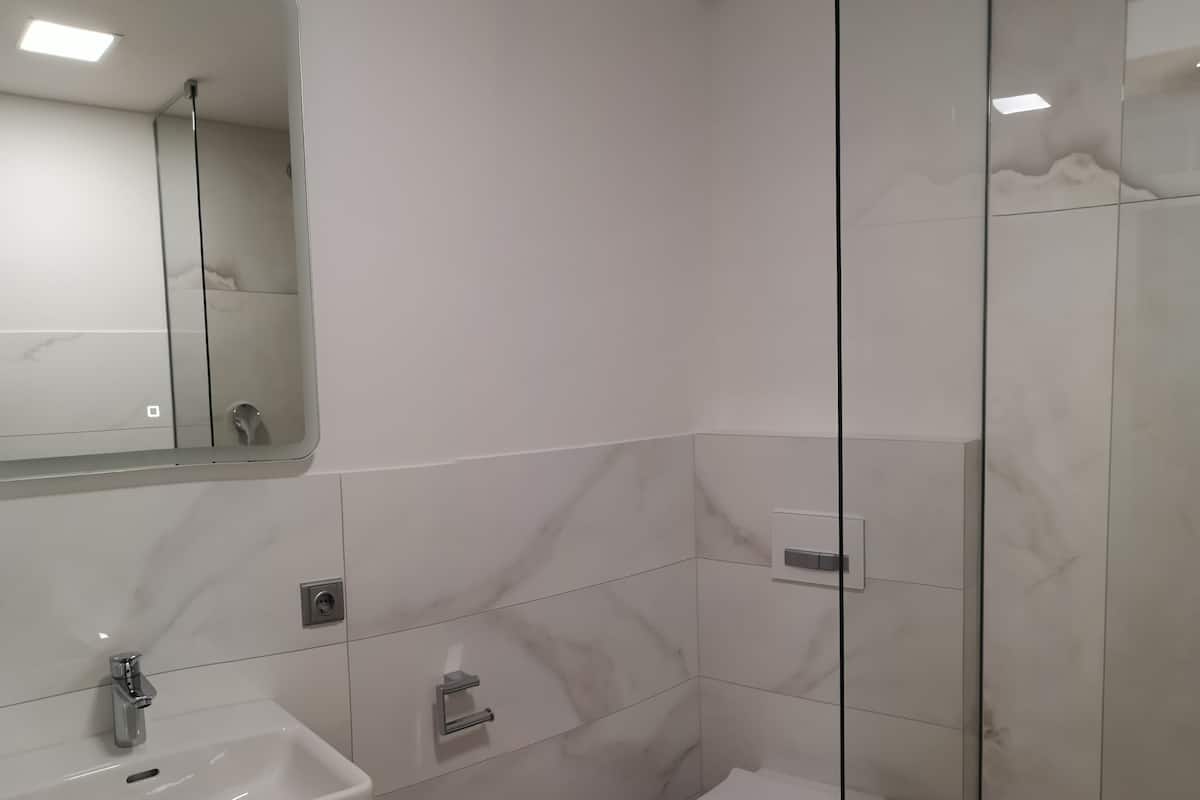 Appartement Deluxe | Salle de bain | Douche, sĂšche-cheveux, serviettes fournies