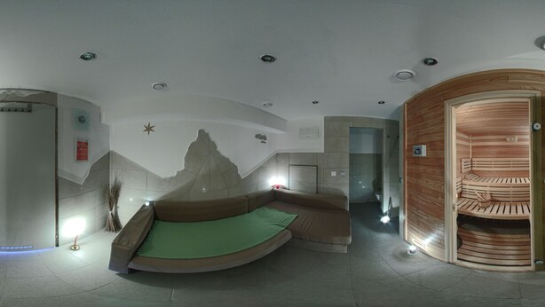 Un cuarto de spa con una mesa de masaje, una sauna y una sauna de madera.
