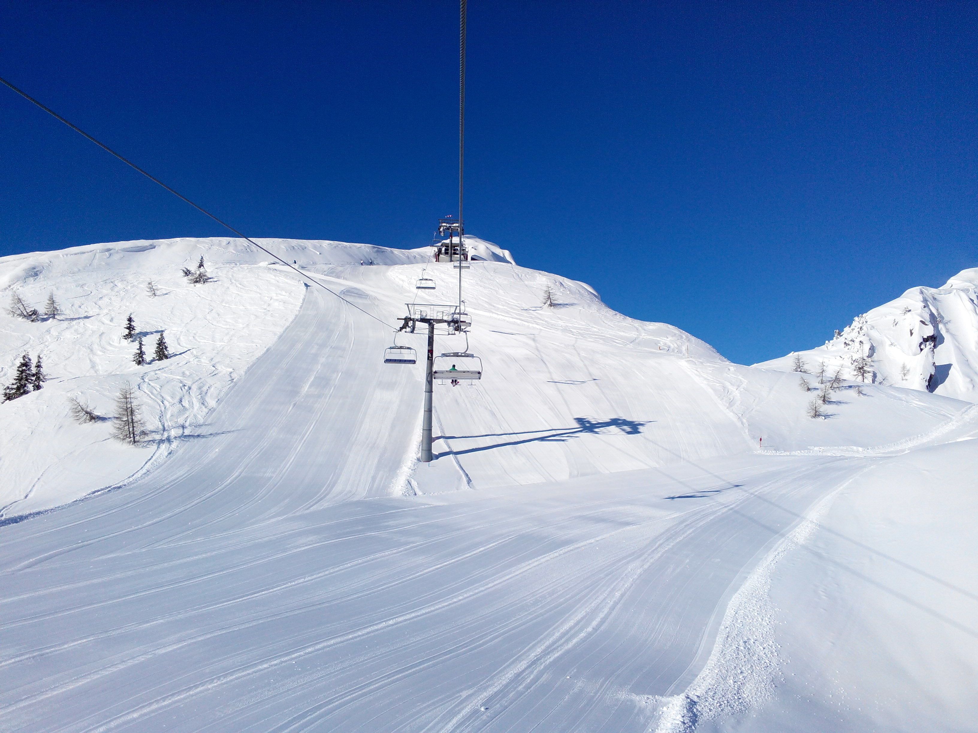 Een skilift op een besneeuwde berghelling.