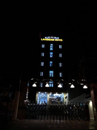 Fachada de la propiedad por la tarde o noche