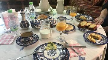 2 restaurants, lunch, dinner served; Moroccan cuisine