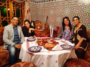 2 restaurantes, com serviço de almoço e jantar; culinária marroquina