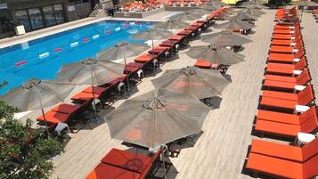 Piscine extérieure (ouverte en saison), parasols de plage