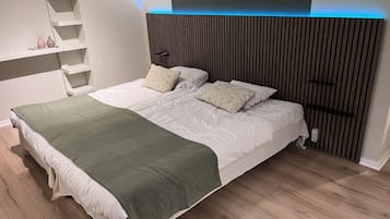 Blackout drapes, free WiFi, bed sheets