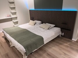 Cortinas opacas, wifi gratis, ropa de cama