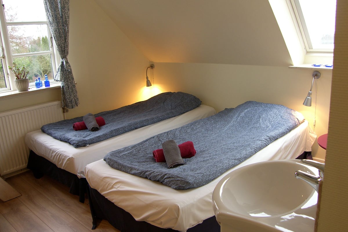 Habitación doble, baño compartido | Cortinas blackout, wifi gratis y ropa de cama