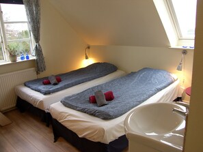 Chambre Double, salle de bains commune | Rideaux occultants, Wi-Fi gratuit, draps fournis