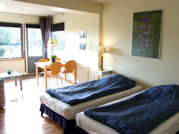 Chambre Familiale, salle de bains privée, vue jardin | Rideaux occultants, Wi-Fi gratuit, draps fournis