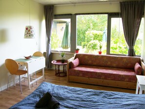 Chambre Double, salle de bains privée, vue jardin | Rideaux occultants, Wi-Fi gratuit, draps fournis