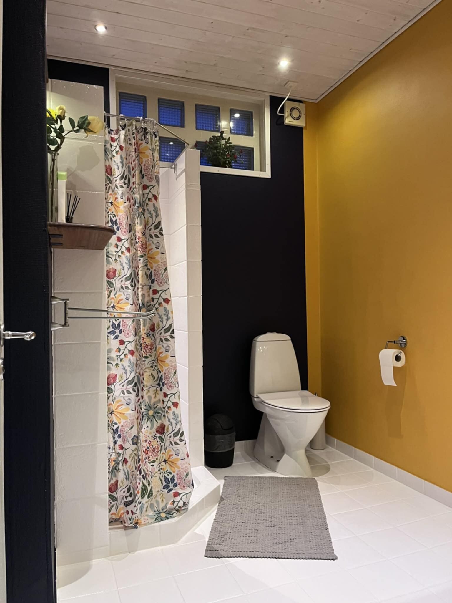 Dobbeltrom, delt bad | Bad | Hårføner, håndklær, sjampo og toalettpapir