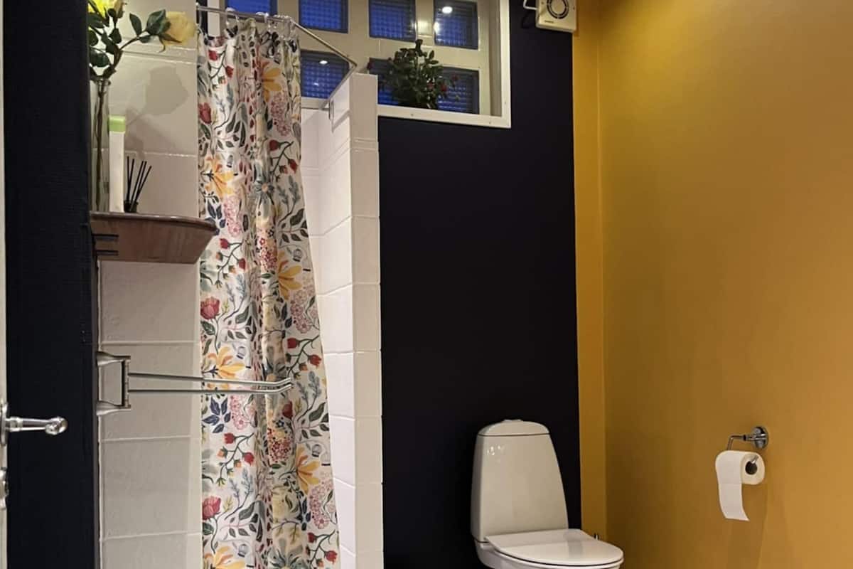 Dobbeltrom, delt bad | Bad | Hårføner, håndklær, sjampo og toalettpapir