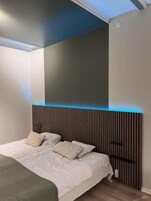 Blackout drapes, free WiFi, bed sheets