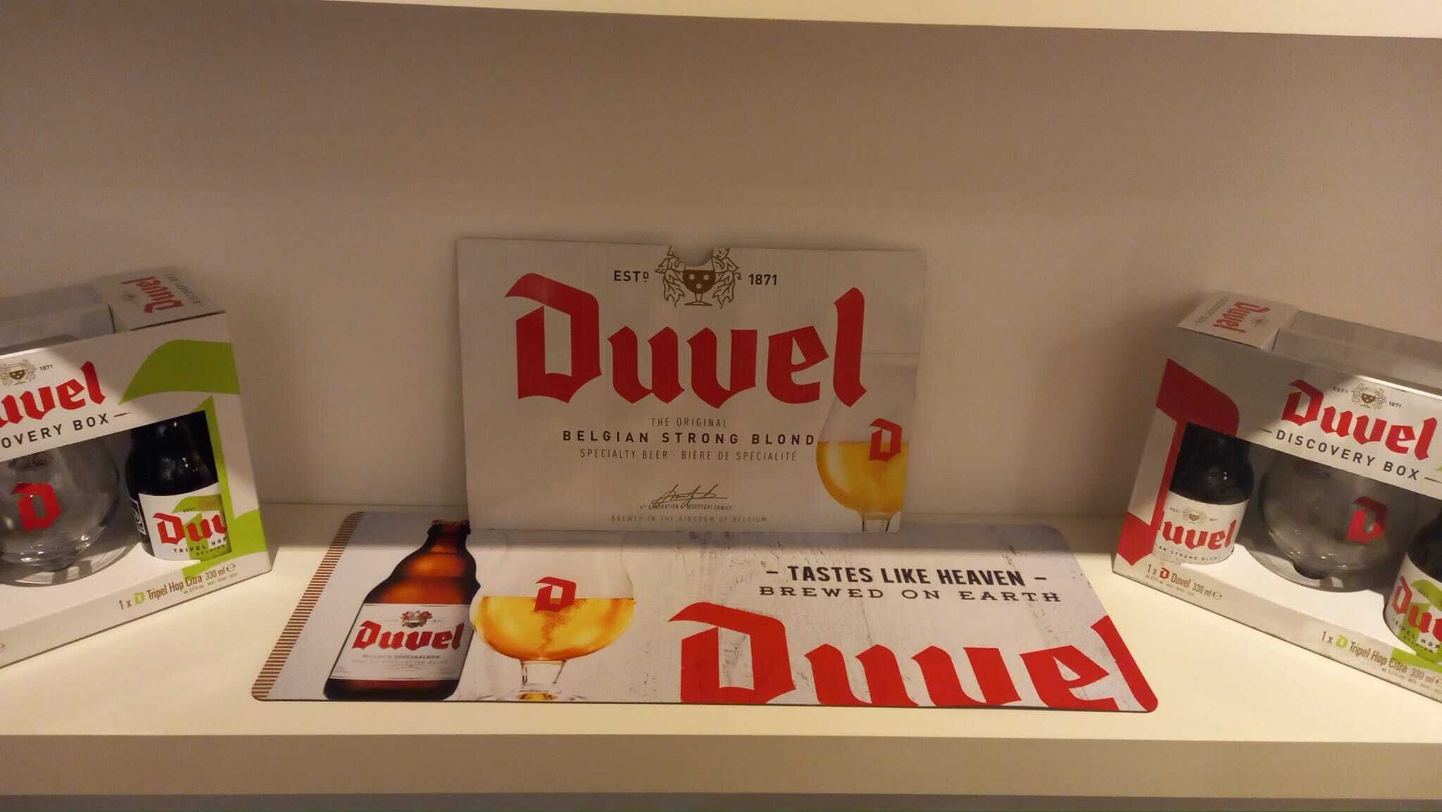 Eine Präsentation von Duvel Bierflaschen und -kartons.