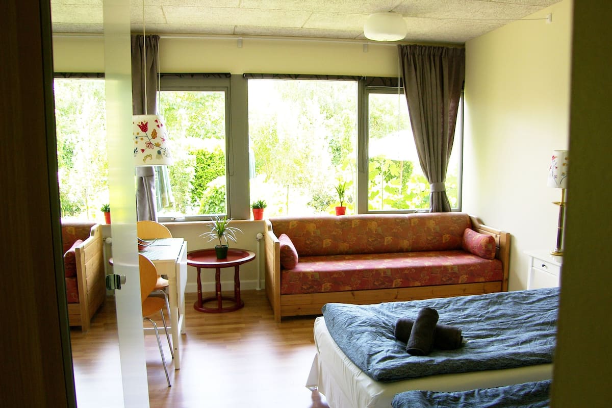 Habitación doble, baño privado, vista al jardín | Cortinas blackout, wifi gratis y ropa de cama