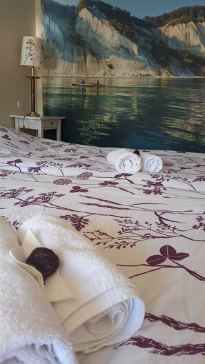 Cortinas blackout, wifi gratis y ropa de cama