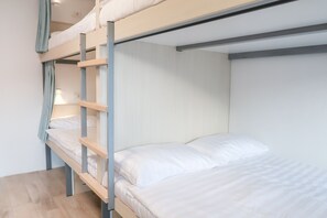 1 Bed in 4 Twin Beds Dorm 2 | أغطية فراش متميزة وواي فاي مجانًا وملاءات أسرّة