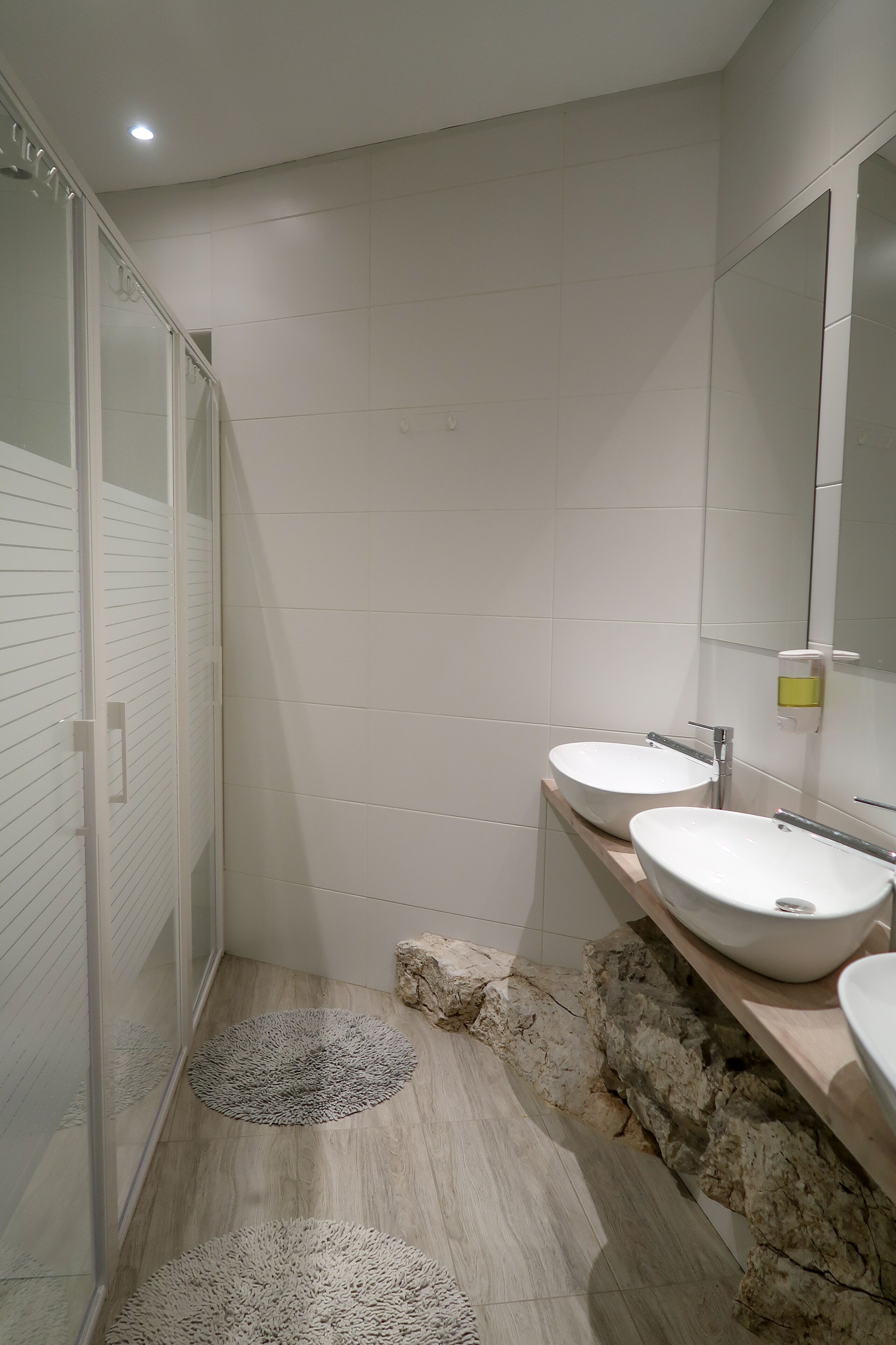 1 Bed in 8 Beds Mixed Dorm 1 | Badezimmer | Dusche, Haartrockner, Handtücher