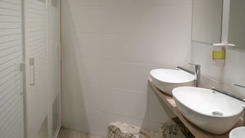 1 Bed in 8 Beds Mixed Dorm 1 | Badezimmer | Dusche, Haartrockner, Handtücher