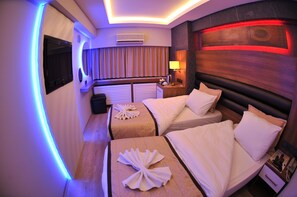 Minibar, in-room safe, desk, soundproofing - Otel Kabacam (Izmir)