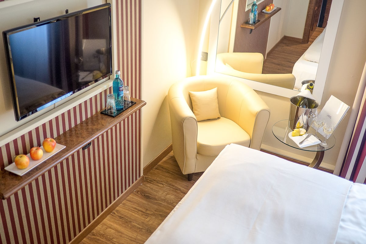 single room | desk, free cots/infant beds, free wifi