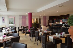 Daily continental breakfast (EUR 8 per person)