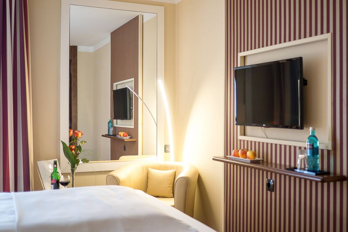 single room | desk, free cots/infant beds, free wifi