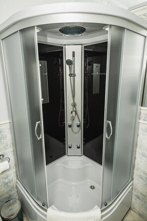 Chambre Double Confort, vue mer | Douche de la salle de bain