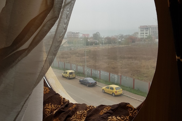 Ropa de cama de alta calidad y caja de seguridad en la habitación