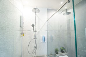 2-Bedroom Private Pool Villa | Dusche im Bad