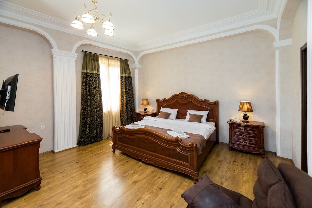 Habitación clásica doble, 1 cama de matrimonio grande con sofá cama | 1 dormitorio, ropa de cama de alta calidad, minibar y caja fuerte