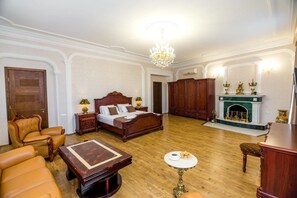 Business Suite, 1 King Bed, City View | 1 bedroom, premium bedding, minibar, in-room safe