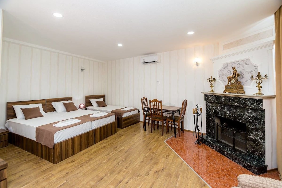 Habitación triple Confort, varias camas | 1 dormitorio, ropa de cama de alta calidad, minibar y caja fuerte