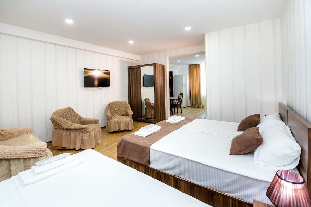 Habitación triple familiar, varias camas | 1 dormitorio, ropa de cama de alta calidad, minibar y caja fuerte