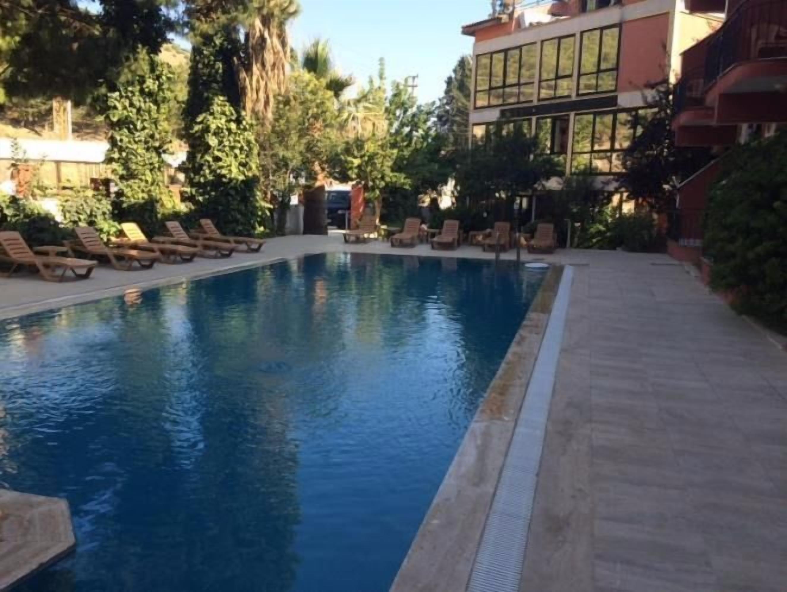 Una piscina techada, una piscina al aire libre de temporada