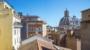 A view of a cityscape with a prominent dome and a tiled roof. - Rent In Rome - Flo's Apartment (Rome)