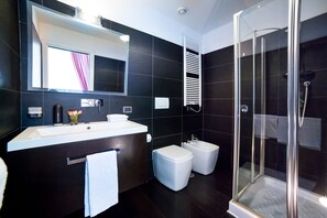 Family Apartment, 2 Bedrooms | Bathroom | Shower, free toiletries, hair dryer, bidet - Rent In Rome - Flo's Apartment (Rome)