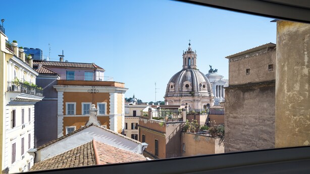 A view of a historic building with a dome and statues, surrounded by other buildings. - Rent In Rome - Flo's Apartment (Rome)