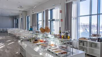 Free daily buffet breakfast